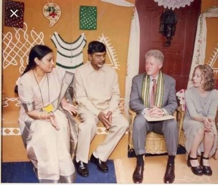ramesh98921's tweet photo. మనం వేరే దేశానికీ వెళ్తే ఏముంటది కిక్కు
వేరే దేశం రాష్ట్రపతి ని తీసుకొచ్చి మన గురించి చెప్తుంటే ఉంటది..
ఇలాంటిది అయన సీఎం స్థాయి లో ఉండి ఈ బ్లూ గాళ్ళు బచ్చాలు అప్పుడే చేసాడు @ncbn #20YearsOfHitechCity #CBNLegacyForver @geethahappy @HaribabuTDP @naralokesh https://t.co/Jh7KspxZzQ