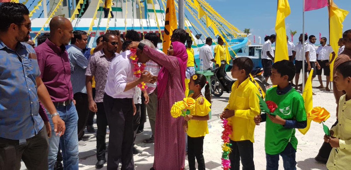 AhmedAshwan's tweet photo. Your attitude is like a box of crayons that color your world. Constantly color your picture gray, and your picture will always be bleak. Try adding some bright colors to the picture by including humor, and your picture begins to lighten up. @ibusolih #23rdSeptember2018 https://t.co/e0sCCv3dES