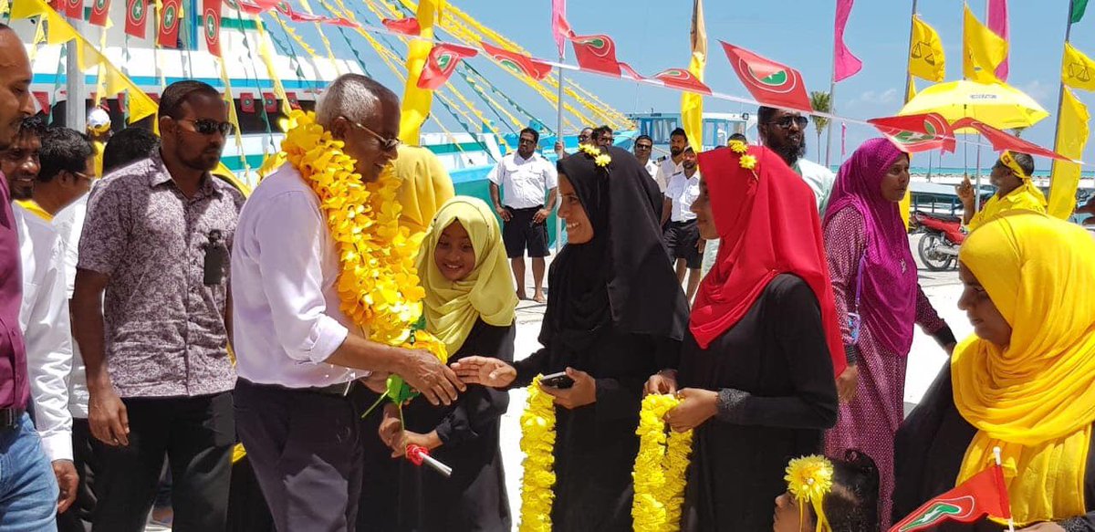 AhmedAshwan's tweet photo. Your attitude is like a box of crayons that color your world. Constantly color your picture gray, and your picture will always be bleak. Try adding some bright colors to the picture by including humor, and your picture begins to lighten up. @ibusolih #23rdSeptember2018 https://t.co/e0sCCv3dES