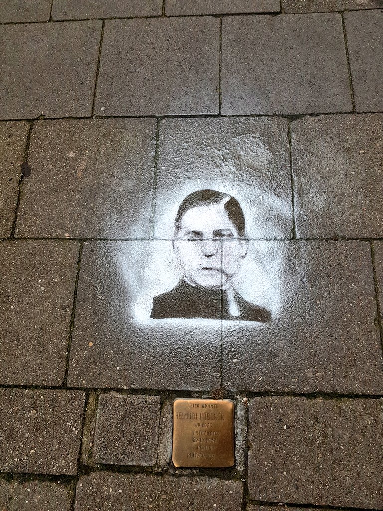 catveel's tweet photo. Ok kennt sich jemand mit #Banksy aus? Hab das heute entdeckt. Aber bin mir nicht sicher, ob er das sein kann.

#Hamburg Hammerbrook an den Schanzen Bäcker

#kunst https://t.co/5oTUv5UMrN