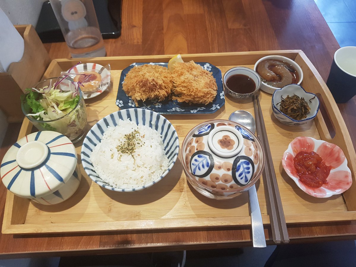 Violetgear_'s tweet photo. 홍대 모미모미

육즙이 흘러나오는 바삭한 멘치카츠
새우장도 맛있어요 https://t.co/9sbgFp8ai1