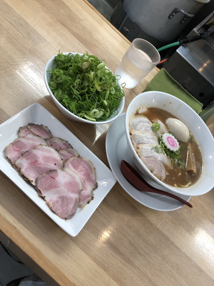 行列のできるラーメン屋