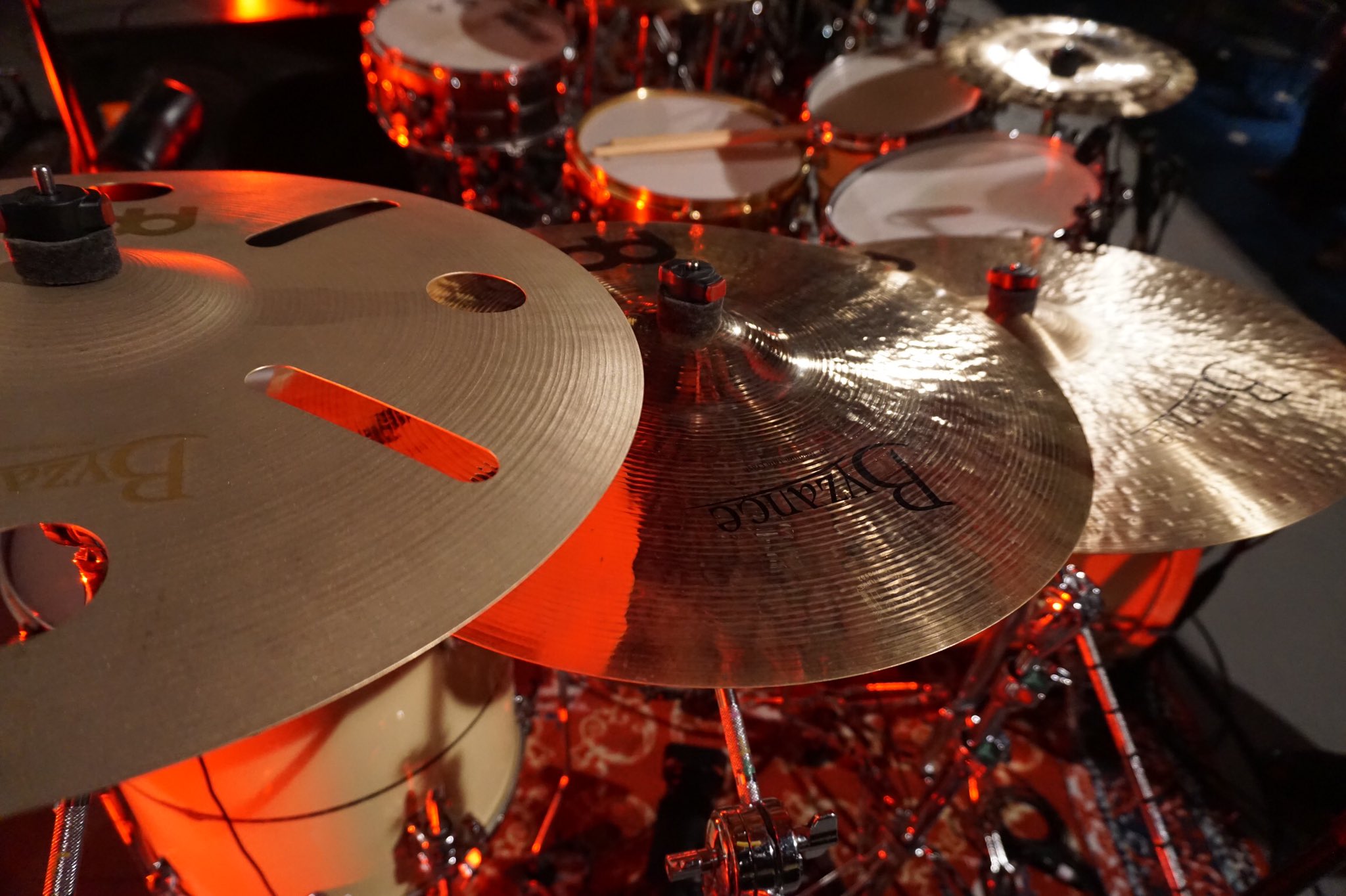 ドラムステーション渋谷 イケシブ Ikebe Shibuya 3fにて営業中 こちらはexileのatsushiさん率いるred Diamond Dogsのドラマーfuyuさんのセット クリス コールマンとのドラムバトルを繰り広げたクリニックで撮影したもの