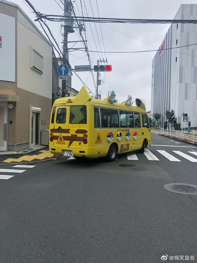 路遇一辆幼稚园校车，太可爱了吧