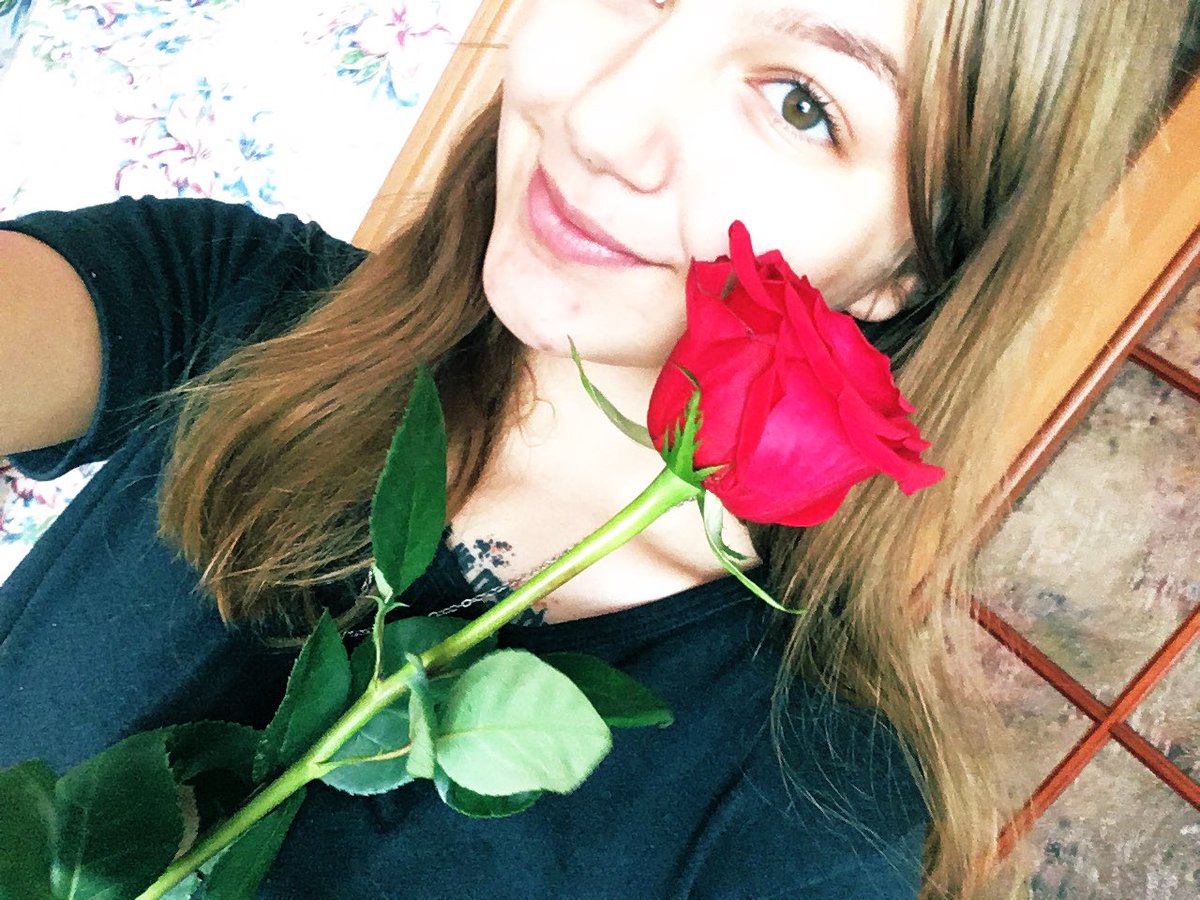 asfixiya_d's tweet photo. Я вчера ахуел и не выхуел) мой мужик вчера устроил мне романтический ужин и принёс цветочек. Кажется, что я попал в сказку^-^ https://t.co/jHtsU61BZu