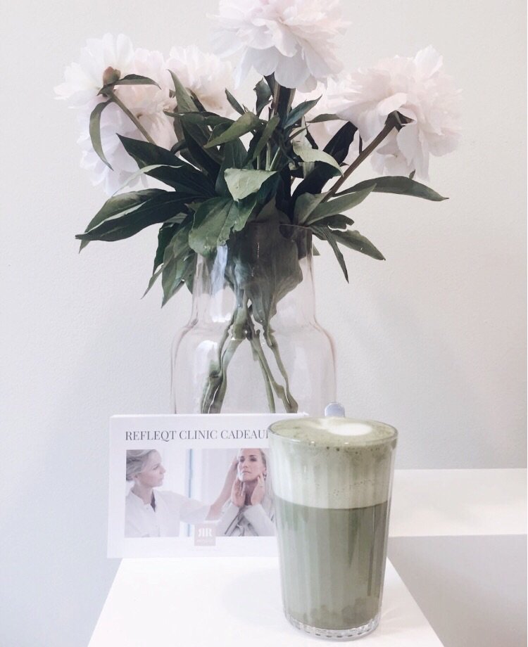 ⭐️ This morning; Fresh flowers and green matcha latte.... do we need to say more ?? 💕

#flowers #versebloemen #greenmatchalatte #vegan #beautifulmornings #calmingroutine #iloveflowers #greens