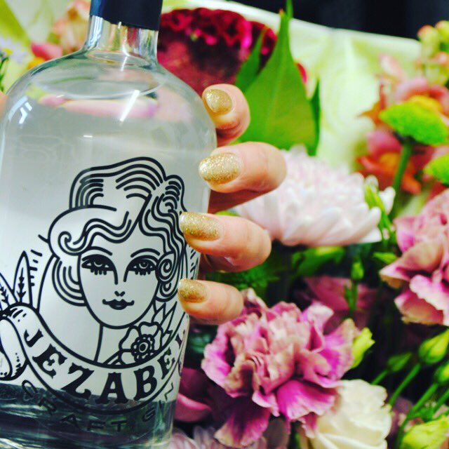 Gin beauty that is Jezabel 🌹 by <a href="/peculiarginco/">Peculiar Gin</a> #love #beauty #gin #sparklynails #nails