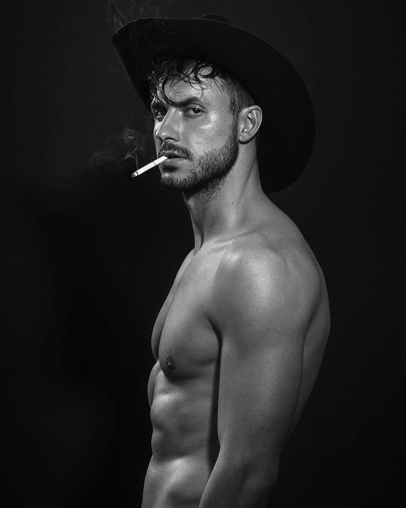 flipnotist's tweet photo. Howdy cowboys #hunksighting #pecs #abs #hairy #smooth #stubbled #facialfuzz #jeans #smokinhot https://t.co/GsGFRmbmBI
