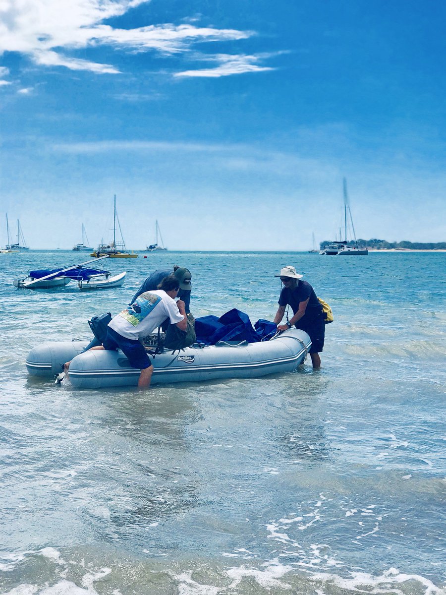 sitdowninfront's tweet image. Man servant &amp;amp; Co doing the last esky drop at Darwin Sailing Club. Friend’s 48’ Cat’ “Django” on the horizon. #catsailing #lovelyday
#happychaps #2weeksailingtrip
#tropics