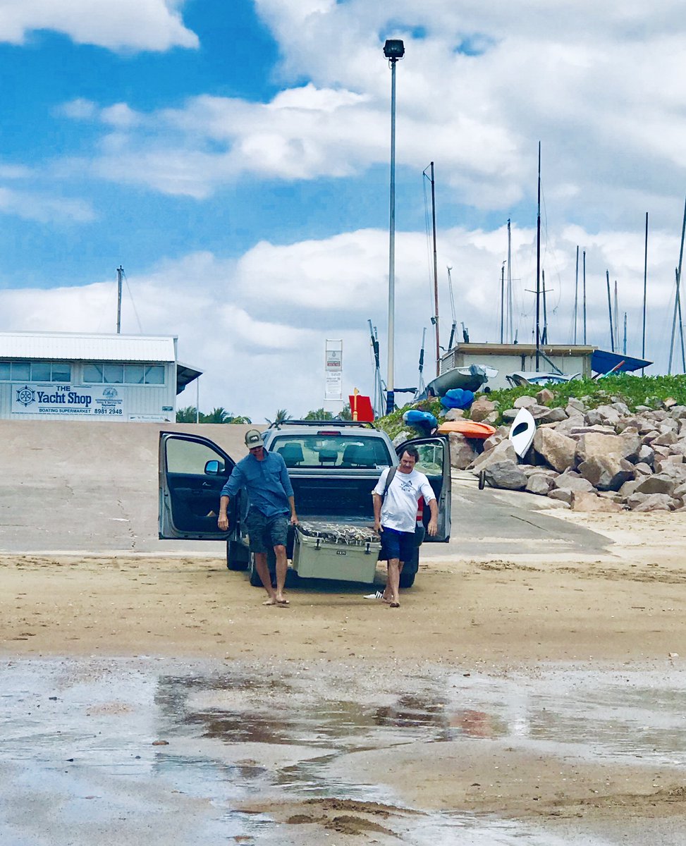 sitdowninfront's tweet image. Man servant &amp;amp; Co doing the last esky drop at Darwin Sailing Club. Friend’s 48’ Cat’ “Django” on the horizon. #catsailing #lovelyday
#happychaps #2weeksailingtrip
#tropics