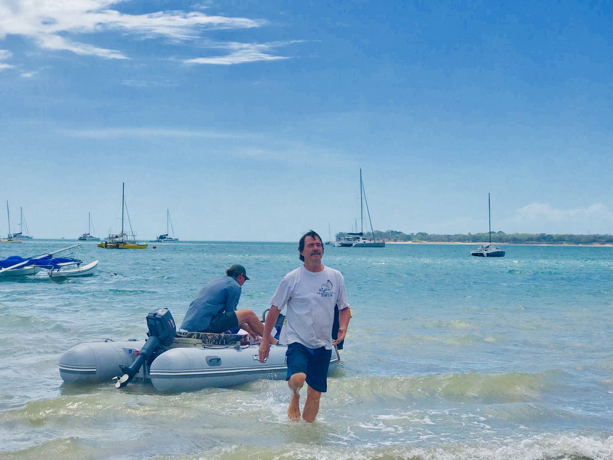 sitdowninfront's tweet image. Man servant &amp;amp; Co doing the last esky drop at Darwin Sailing Club. Friend’s 48’ Cat’ “Django” on the horizon. #catsailing #lovelyday
#happychaps #2weeksailingtrip
#tropics