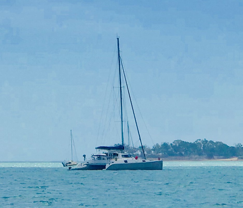 sitdowninfront's tweet image. Man servant &amp;amp; Co doing the last esky drop at Darwin Sailing Club. Friend’s 48’ Cat’ “Django” on the horizon. #catsailing #lovelyday
#happychaps #2weeksailingtrip
#tropics