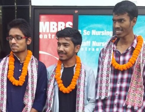 RajendraKhanal3's tweet image. MBBS मा नाम निकाल्ने 1st, 2nd, 3rd
 कपिलवस्तुका नवाज अन्सारी, 
कैलालकिा बिशाल मण्डल र
धनुषाका अशोक कुमार साह
(तस्वीर साै. देवीराम पाण्डे)