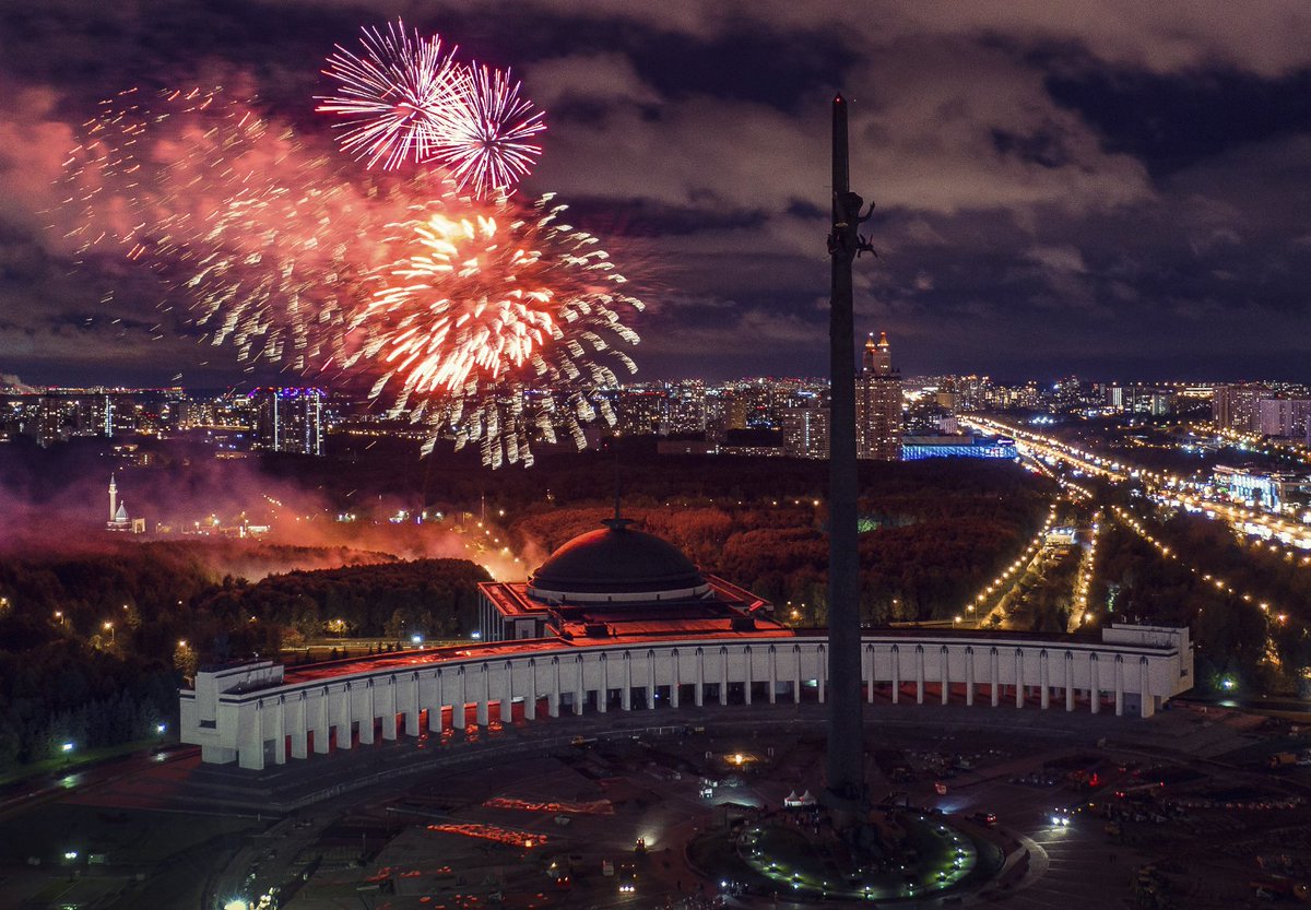 Поклонная гора салют