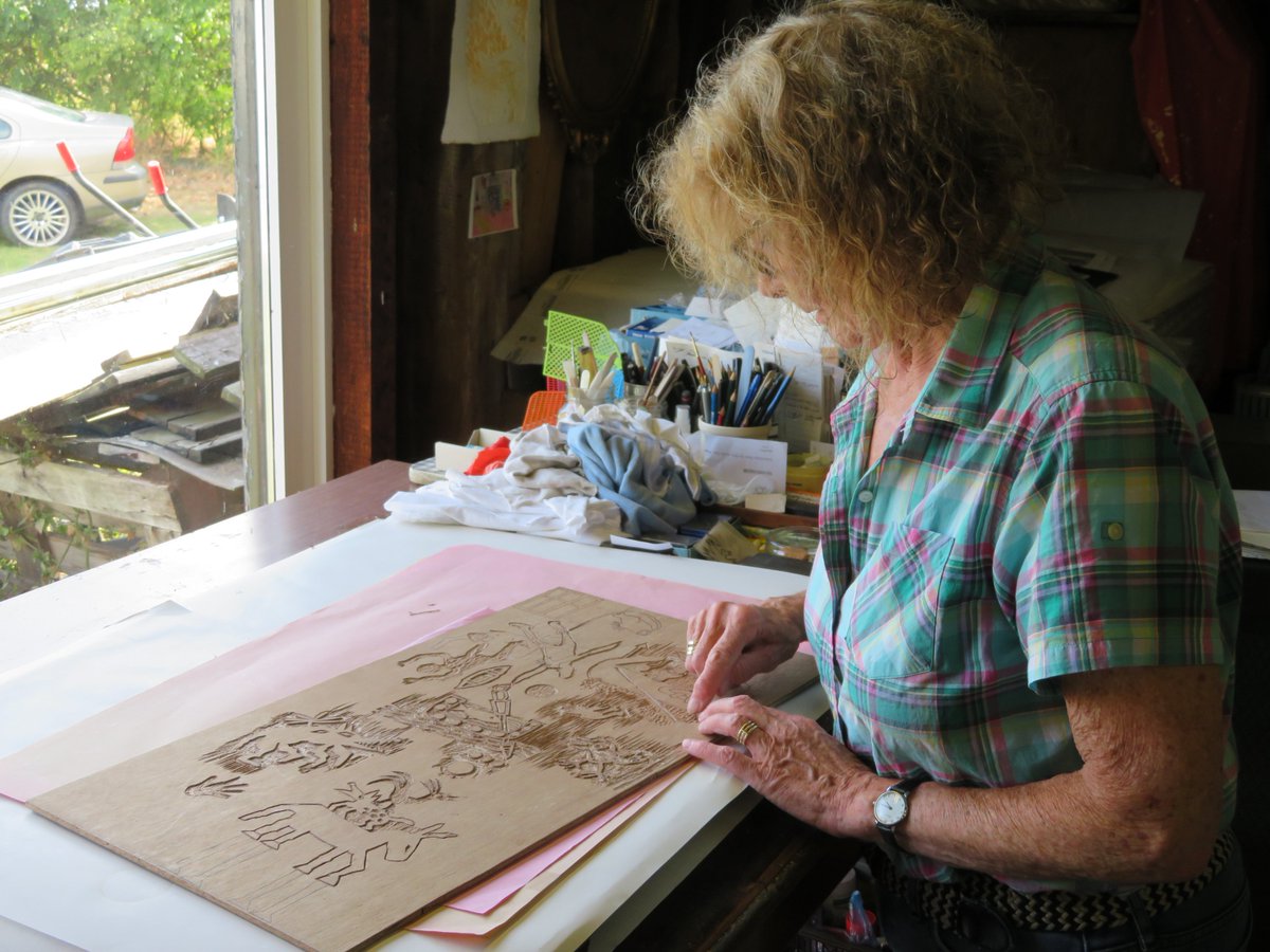 RELIEF PRINTMAKERS! Don't miss your chance to enter 'The Masters: Relief'. You have until 11:59pm tonight to enter online re-printmakers.com/competitions/d…
Sandy Sykes will soon be selecting the works for the November exhibition. Good Luck!
Image: Sandy working on a woodcut in her studio