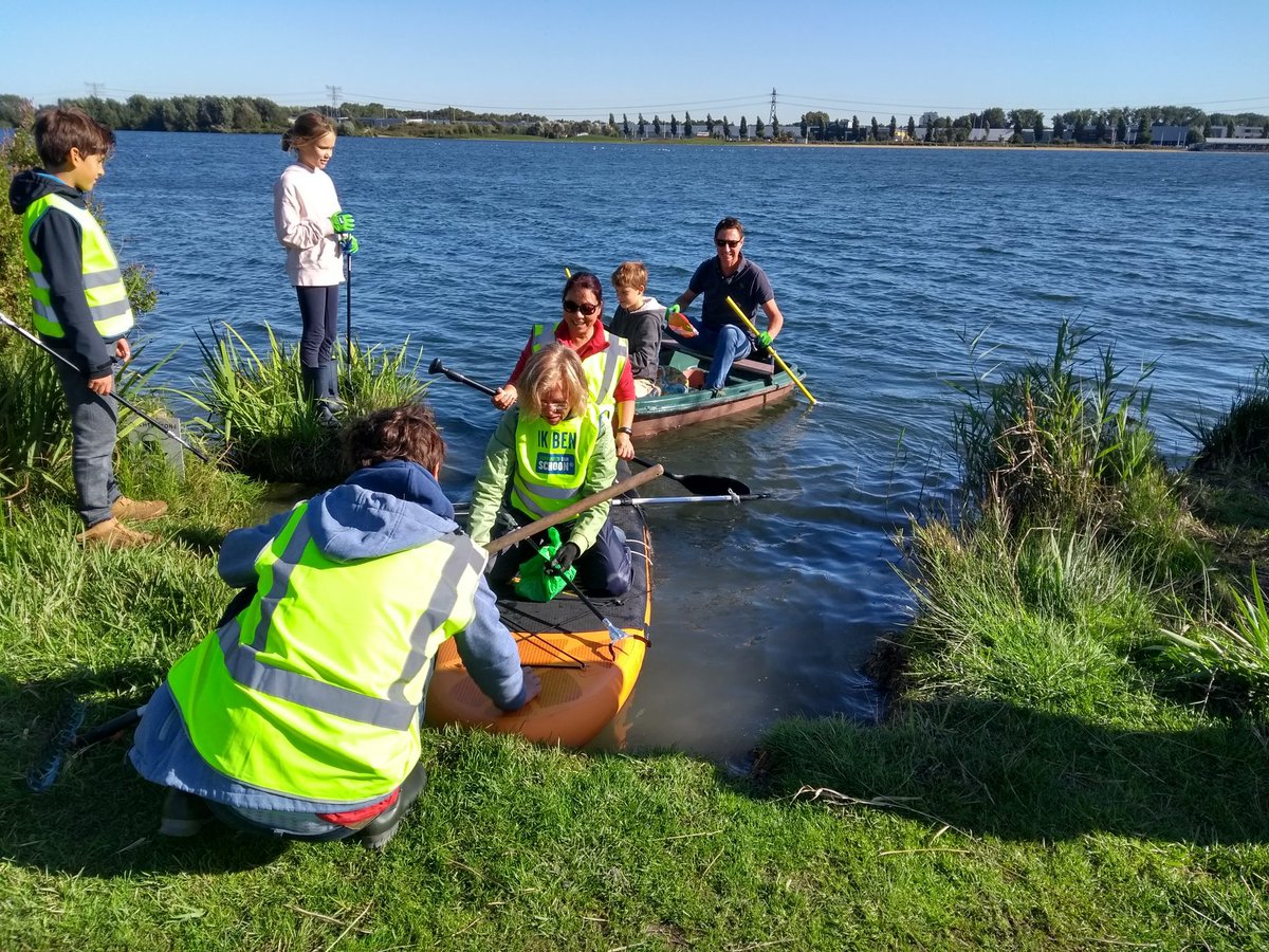 GemeenteUtrecht's tweet image. Utrechters hebben tijdens Keep It Clean Day en World Cleanup Day in de hele stad zwerfafval opgeruimd. Zelfs op het water! Iedereen die mee heeft geholpen: bedankt! 👏