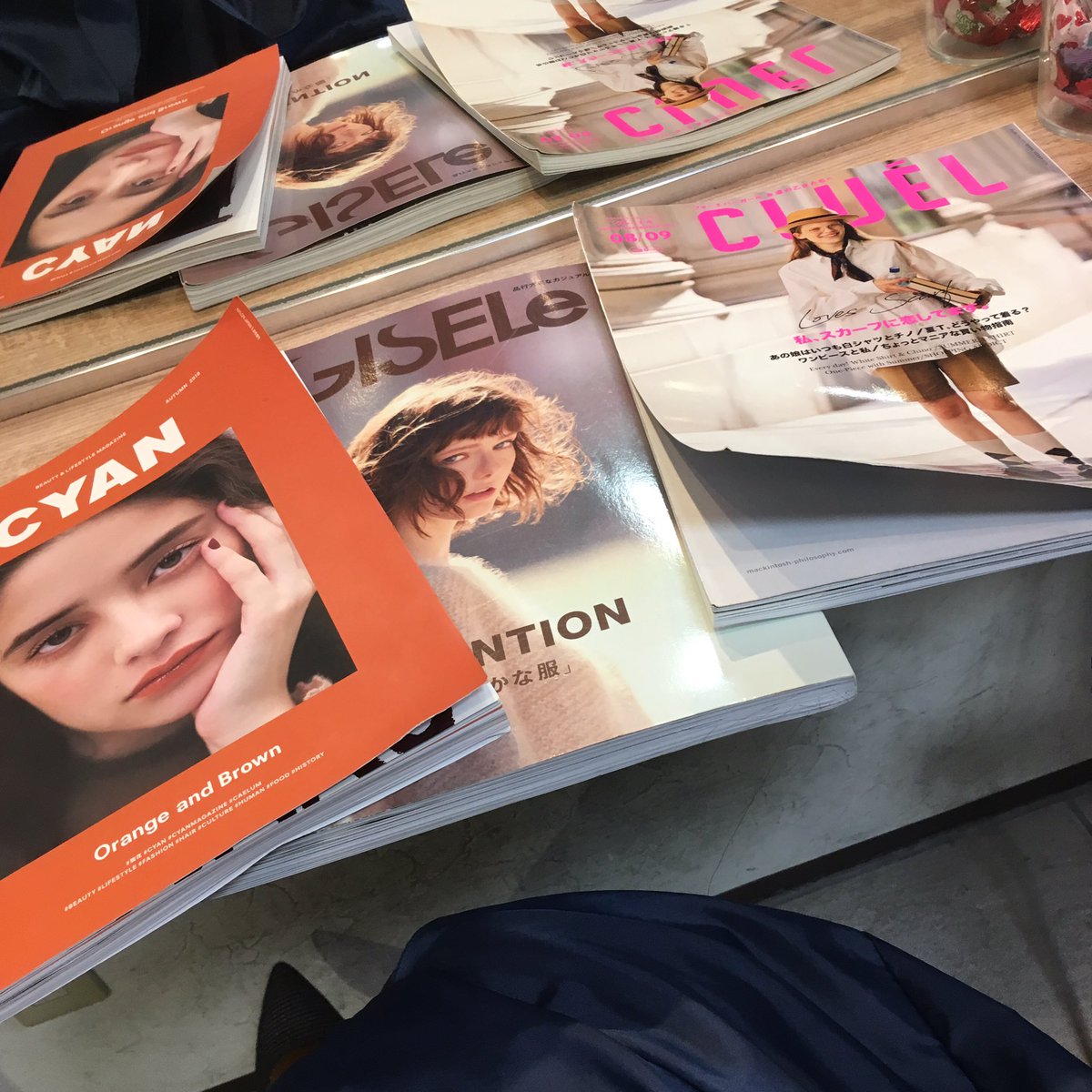 あお井 美容院で出される雑誌問題あると思うけど きょう初めて行った美容院はことごとくわたしに外国人モデル起用しがちな雑誌 Ginzaとかgiseleとか を出してきて 違うんや ワイはな もっと地に足着いたテイストの女なんや と暴れ出したい気持ちを抑えて あお井 美容院で出される雑誌問題あると思うけど きょう初めて行った美容院はことごとくわたしに外国人モデル起用しがちな雑誌 Ginzaとかgiseleとか を出してきて 違うんや ワイはな もっと地に足着いたテイストの女なんや と暴れ出したい気持ちを抑えて