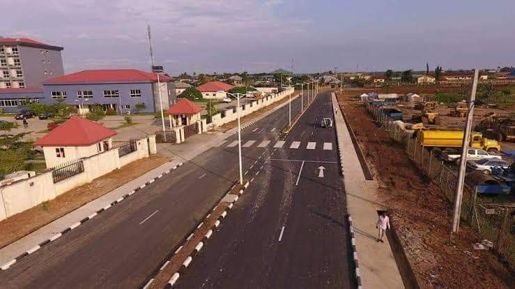 MrUdomEmmanuel's tweet photo. Our dusty streets have given way to beautifully manicured boulevards and modern road network. The thatched houses that once dotted the landscape today, have given way to magnificent homes that can rival those found in the exotic zip-codes around the world.
#AkwaIbomAt32 https://t.co/q3BqfU4OMC