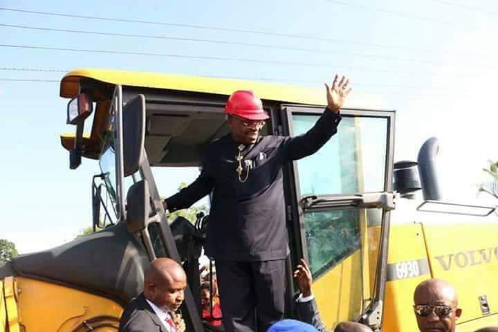MrUdomEmmanuel's tweet photo. Our dusty streets have given way to beautifully manicured boulevards and modern road network. The thatched houses that once dotted the landscape today, have given way to magnificent homes that can rival those found in the exotic zip-codes around the world.
#AkwaIbomAt32 https://t.co/q3BqfU4OMC