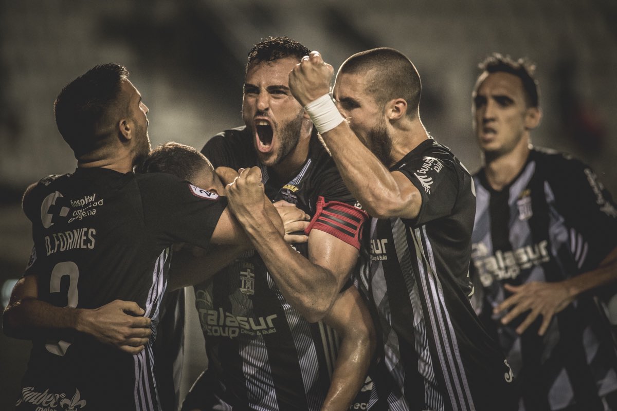 FCCartagena_efs's tweet photo. ¡Buenos días, albinegros!💪
#FelizLunes 😃➕3️⃣
#AbrazoDeGol 📸⚽️ https://t.co/j09BPt2nAe