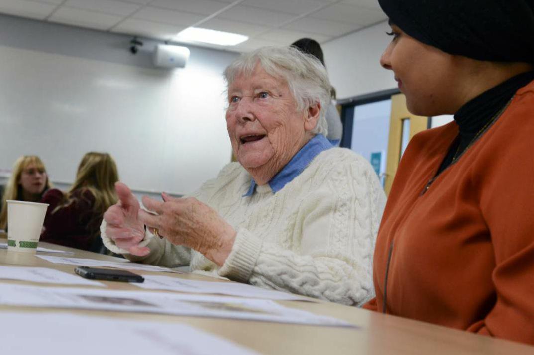 writing_back's tweet image. As students begin arriving &amp;amp; returning to @UniversityLeeds, they&apos;ll once again be putting pen to paper &amp;amp; writing to older members of the community. Many of the intergenerational #penpals continue to stay in touch after graduating, leading to lifelong friendships. @LeedsGloCo