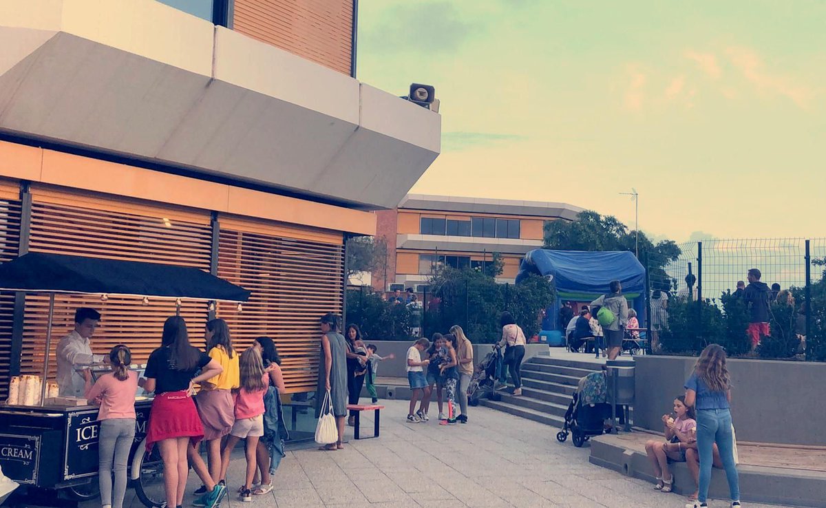 snackcarbcn's tweet photo. Empezamos la semana dejándoos imágenes de la celebración del 125 aniversario del Colegio Alemán de Barcelona. ¿Nuestra aportación? Un #carritodehelados para hacer las delicias de sus alumnos y familiares, 😊 #colegioalemandebarcelona #125aniversario #carritosparaeventos https://t.co/Wcik7so0pc