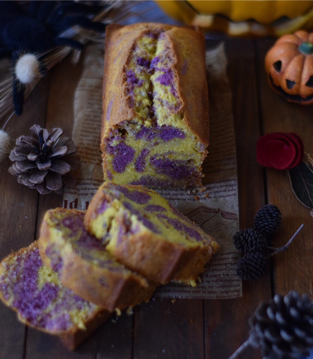 くらら 今日のおやつ ハロウィンカラーのマーブルパウンドケーキ オレンジはかぼちゃ 紫は紫芋パウダー 蒸しかぼちゃを使った分 紫芋の方は水分が足らないので牛乳で同じくらいに調整しました てゆーかをい どこがマーブルやねん どっちかとゆーと