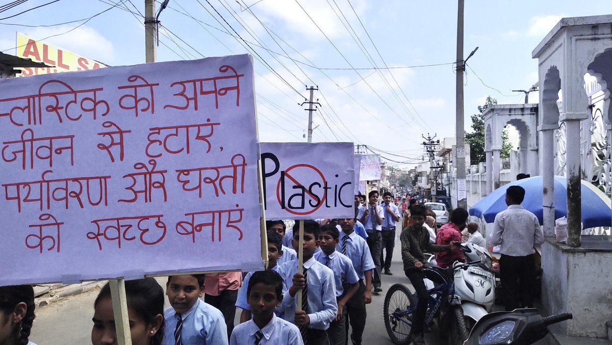 PerennialPeace's tweet photo. Youth from Ajmer Public School and engaged citizen of #SICforum are teaming up to take action on reducing plastic use and make @swachhajmer plastic free with @PRIA_India @SwachhBharatGov @MoHUA_India #beatplastic #SingleUsePlastic #youthaction #citizenaction #ClimateAction https://t.co/CM5NTmNryf
