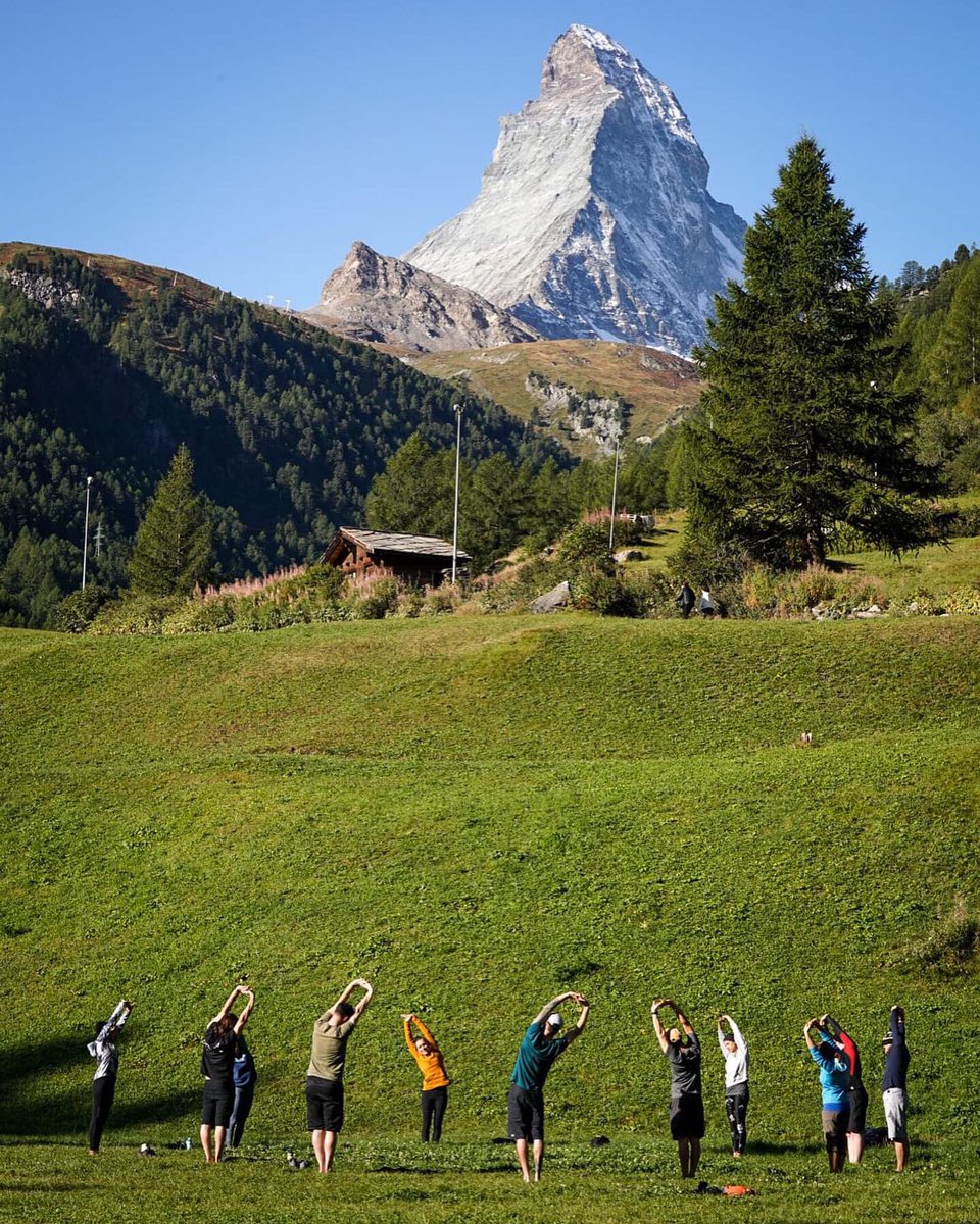 Leading yoga below the Matterhorn was so special 😍🍂💛 #smilesformiles #grateful #thesweatlife