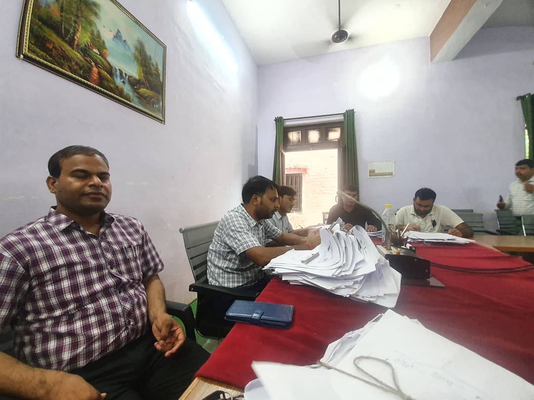 deo_jalaun's tweet image. Review Meeting regarding Electors Verification Programme (EVP) of all Supervisors of 221 Orai (SC) AC under the supervision of ERO Shri Vikas Kashyap &amp;amp; AERO Shri Karambeer Singh.

#ElectionCommissionofIndia
#ElectorsVerification
#EVP

@ECISVEEP 
@SpokespersonECI
@ceoup