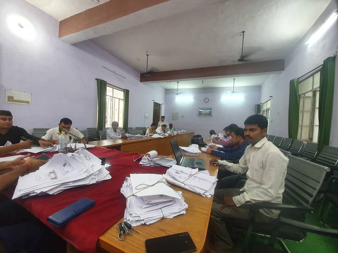 deo_jalaun's tweet image. Review Meeting regarding Electors Verification Programme (EVP) of all Supervisors of 221 Orai (SC) AC under the supervision of ERO Shri Vikas Kashyap &amp;amp; AERO Shri Karambeer Singh.

#ElectionCommissionofIndia
#ElectorsVerification
#EVP

@ECISVEEP 
@SpokespersonECI
@ceoup