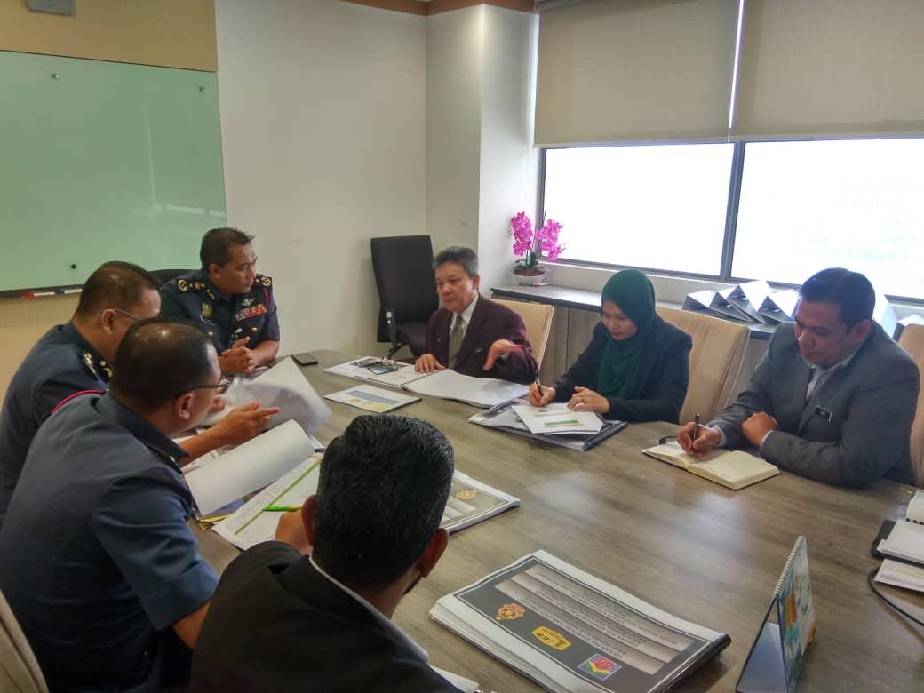 dzarifyaacob1's tweet photo. Kunjungan hormat ke Pengarah Pembangunan, Ibu Pejabat Bomba dan Penyelamat Malaysia. https://t.co/iGaifG0JN6