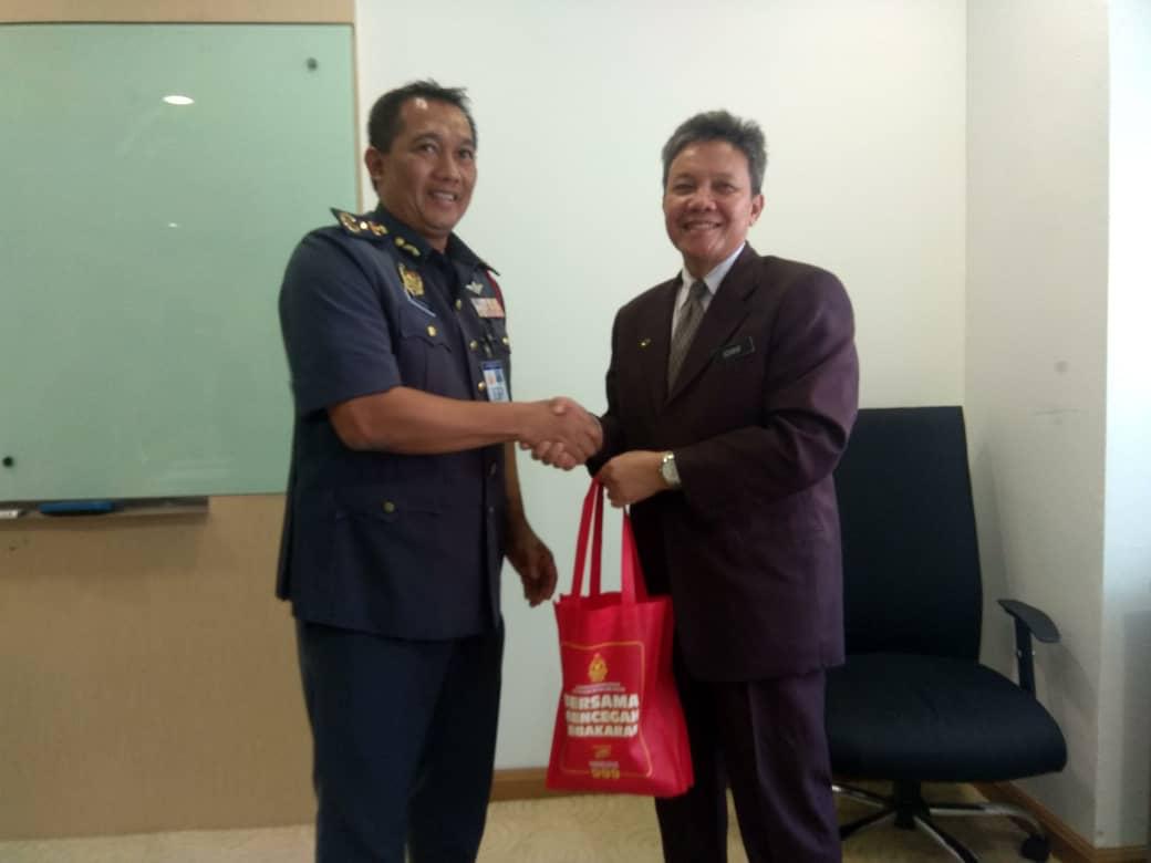 dzarifyaacob1's tweet photo. Kunjungan hormat ke Pengarah Pembangunan, Ibu Pejabat Bomba dan Penyelamat Malaysia. https://t.co/iGaifG0JN6