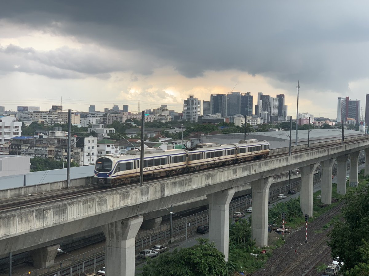 Sromee1L's tweet photo. ⏰บ่ายสามถนนเพชรบุรี๔๗/ศูนย์วิจัย_ฝนลงเม็ดปรอยๆ_การจราจรเคลื่อนตัวดีทั้งไปและกลับ #traffic #airportlink #wet_season #rain #graycloudy #darksky #workingday @js100radio @MrVop https://t.co/KB1bJQGgpC