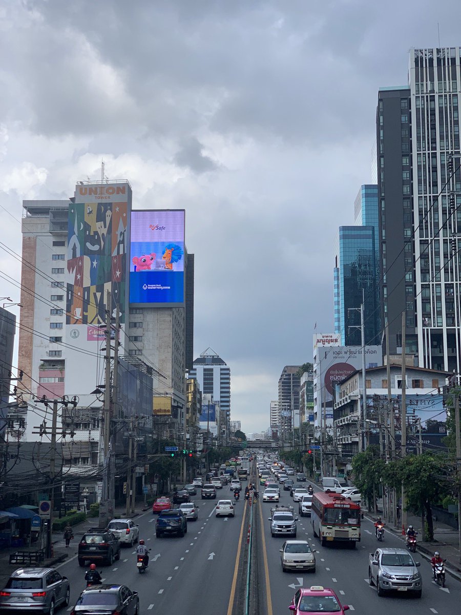 Sromee1L's tweet photo. ⏰บ่ายสามถนนเพชรบุรี๔๗/ศูนย์วิจัย_ฝนลงเม็ดปรอยๆ_การจราจรเคลื่อนตัวดีทั้งไปและกลับ #traffic #airportlink #wet_season #rain #graycloudy #darksky #workingday @js100radio @MrVop https://t.co/KB1bJQGgpC