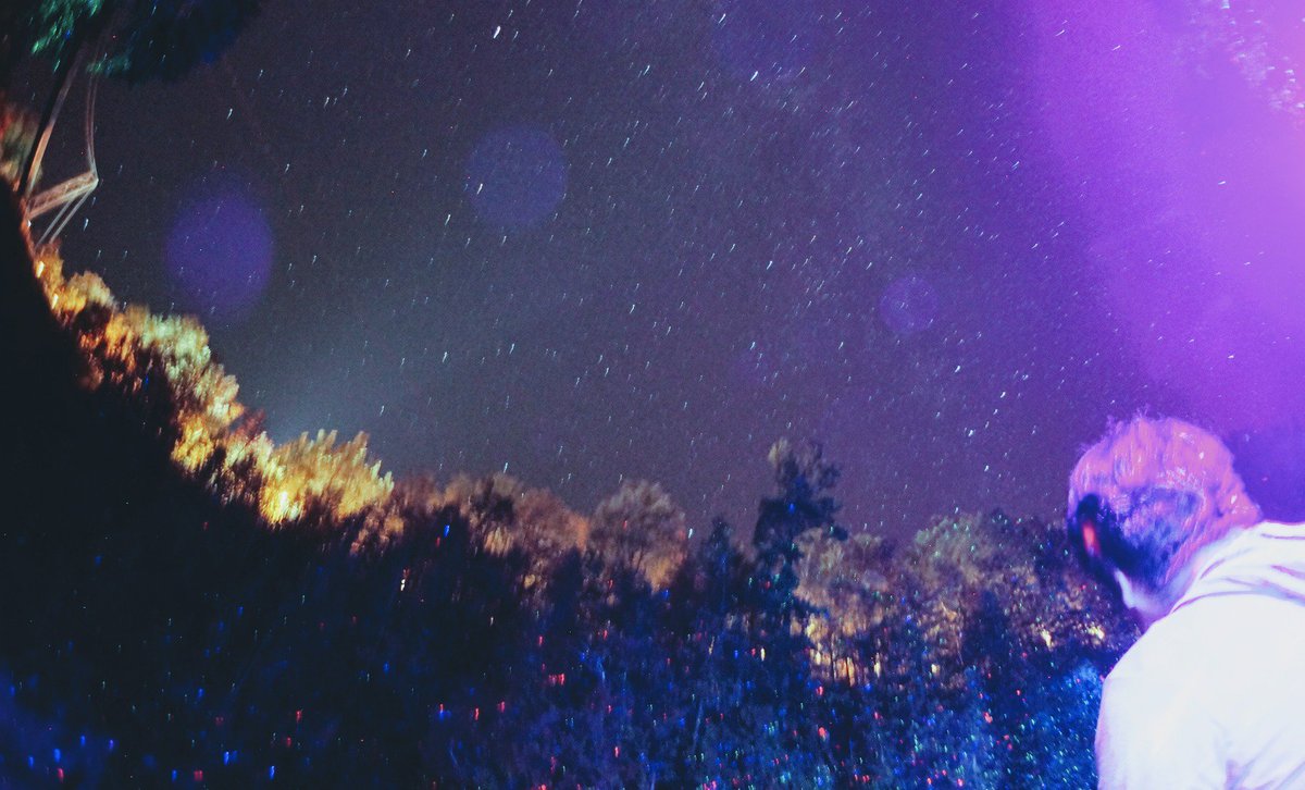 Yu_koara's tweet image. フォレスタルミナから見えた星空はきれいだったし、コグレ監督が夢みたいな写真撮ってくれた✨
 #ozkn グッズもっていって良かった～
#Quebecoriginal
#southernQuebec
#centreduQuebec
@centreduQuebec