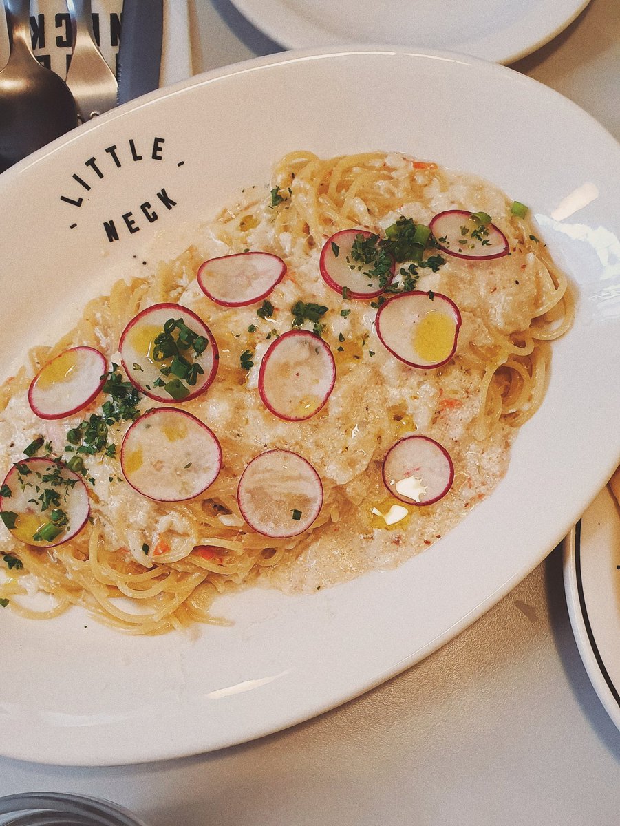 도산공원 리틀넥! 평일 오전에도 약간의 웨이팅이 있다! 프레첼은 저 소스가 너무너무너무 맛있고 오른쪽 사진의 명란파스타도 존맛임 ㅠㅠㅠㅠㅠ 몇시간씩 기다릴만큼의 맛은 아니지만 소중한 직장인의 점심시간을 투자해 웨이팅 좀 하고 먹을만큼 맛있긴 함ㅋㅋㅋㅋㅋㅋㅋㅋㅋ