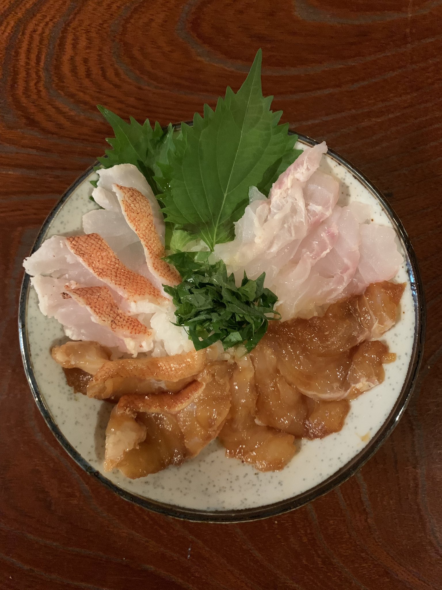 ジギンガーk 釣り アカハタは 刺身 皮付きで湯引き 漬けの三種丼にして食べました これがめっっっっっっちゃくちゃウマイ 大葉と醤油とわさびは現地スーパーで 釣りの醍醐味ですよね 式根島 釣り