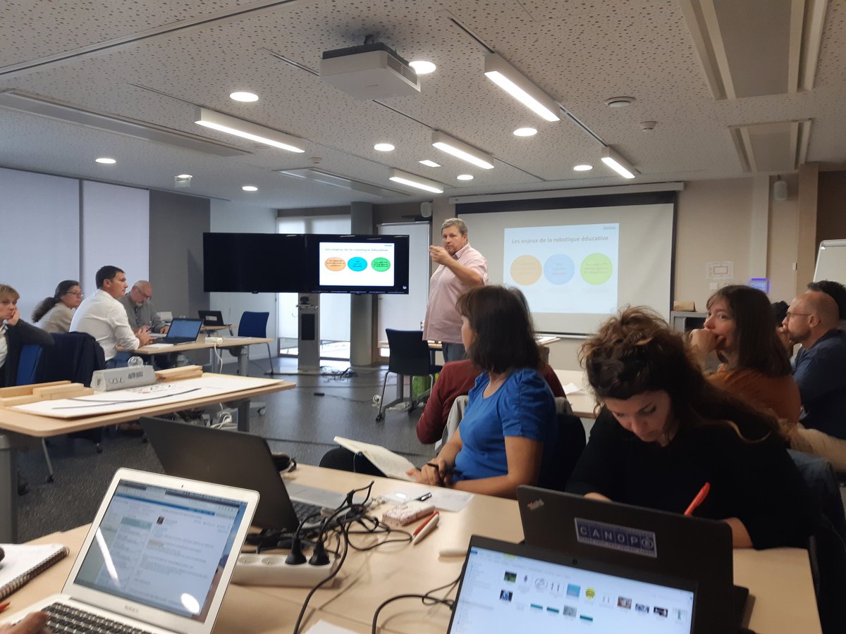 Canope_DTNA's tweet image. Formation des Mediateurs Numeriques DT Nelle Aquitaine.  Thymio/R2T2. Enjeux de la #robotiqueeducative @manu_page