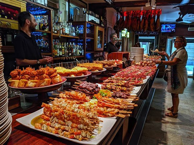 263/365 - 💸
.
.
#pinchos #sansebastian #sansebastianfood #sansebastiantourism #comidasansebastián #pinchosytapas #eatpinchos instagram.com/p/B2vpEfkIVmS/