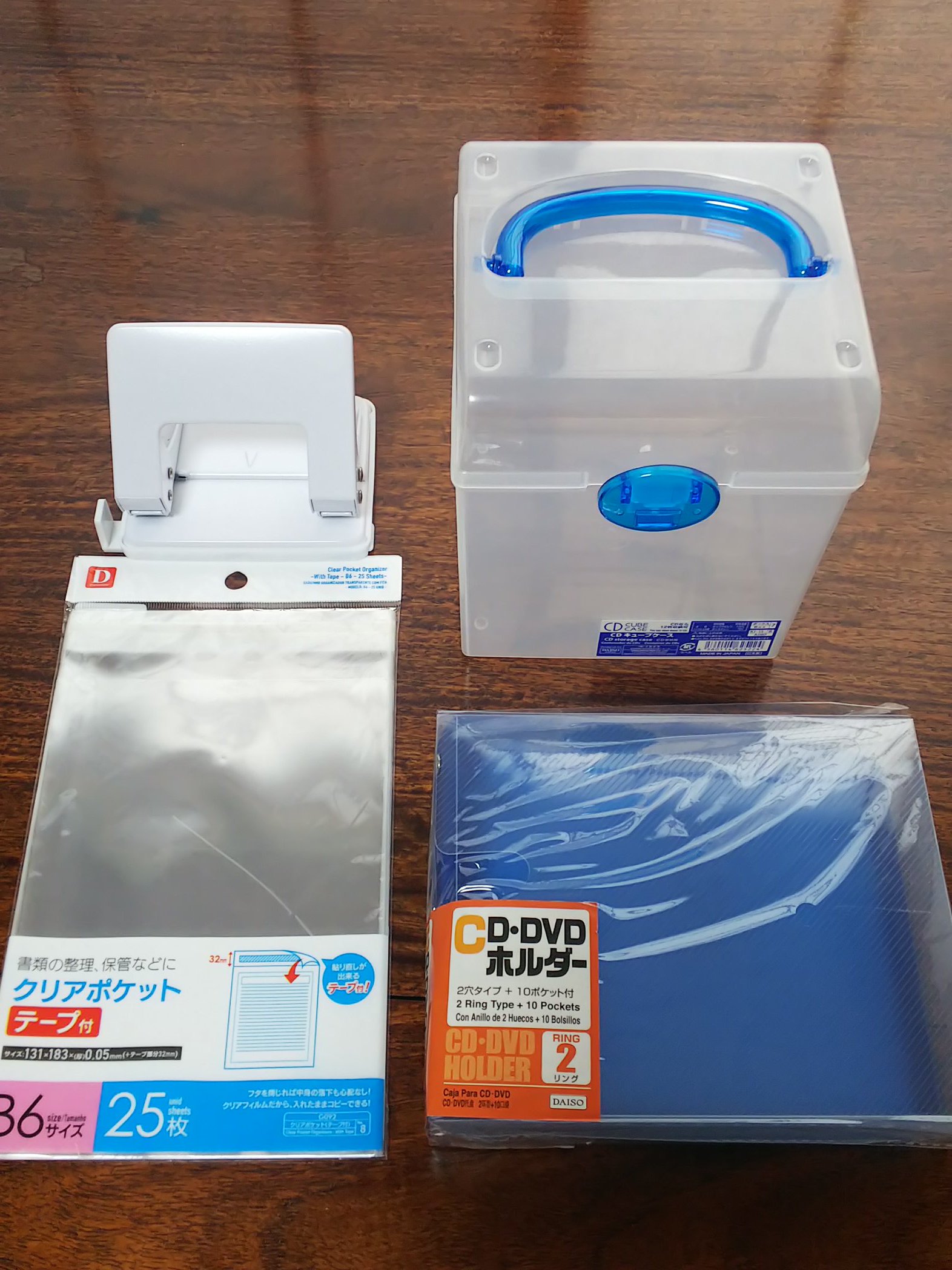 ペキンさん 色紙artシリーズの収納術を確立 B6サイズのテープ付きクリアポケットに入れて2穴パンチで穴を開け Cdホルダーに閉じる 1弾 17枚 まるごと収納できる厚みで管理性バツグン ダブり色紙 はcdケースでまとめて保管 パケ袋で仕切れば弾数管理も