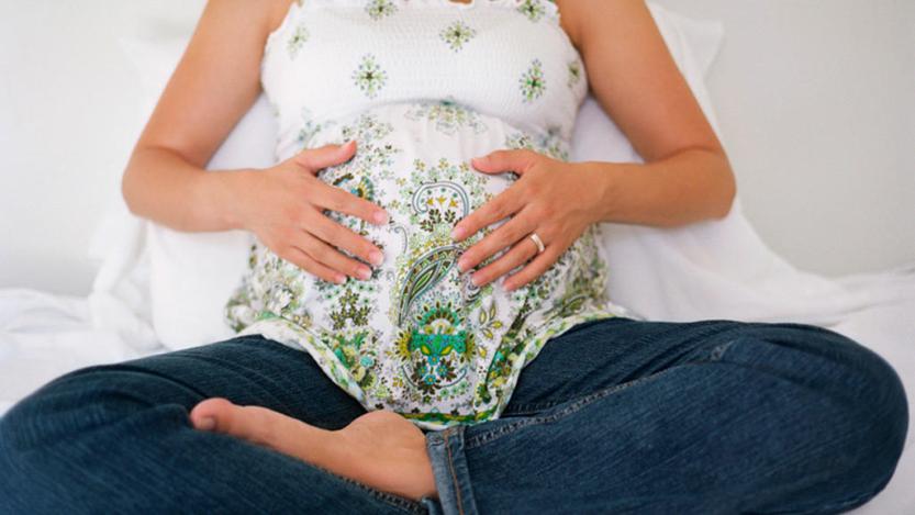 Стул после беременности. Беременные женщины вздутия живота. Девушку пучит. Вздутие при беременности.