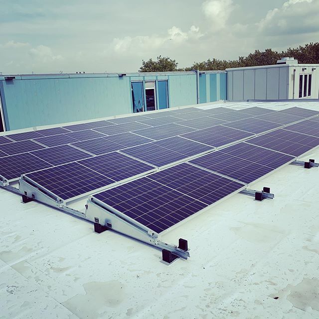 Groen groener groenst. Ook bij Ri&amp;S denken wij aan de toekomst. Vandaag zijn er zonnepanelen op het vernieuwde (beter geïsoleerde) dak gelegd. Al met al een investering waar we jaren plezier van kunnen hebben. Minder gas verbruik en eigen stroomvoorzieni… ift.tt/2mxnPUW