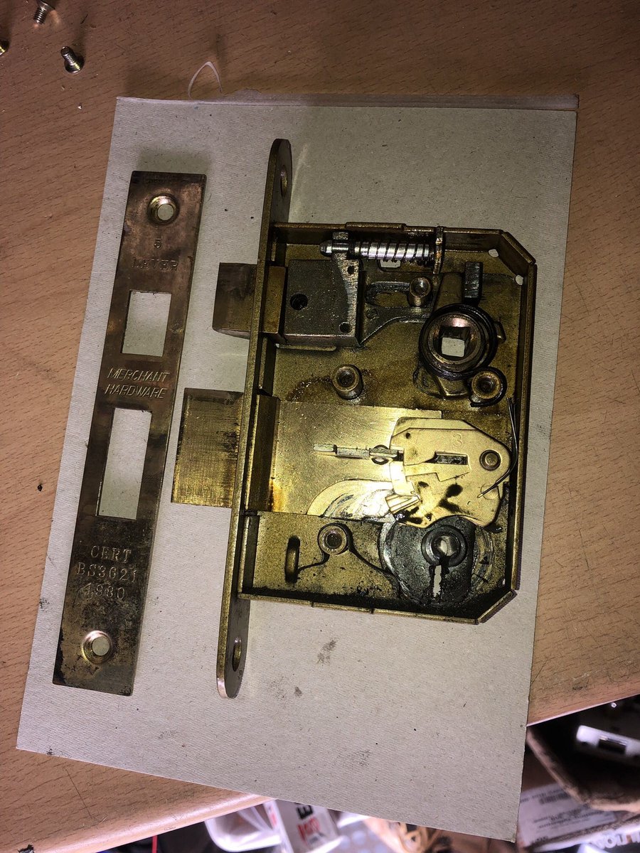 linklocksmiths's tweet photo. Opened & changed this old, worn out ‘Merchant’ BS mortice sash lock. Replaced it with a new ERA Fortress BS3621 3” sash lock. #Erasecurity #BS3621 #InsuranceSpecLocks https://t.co/ZQbBipBwJy