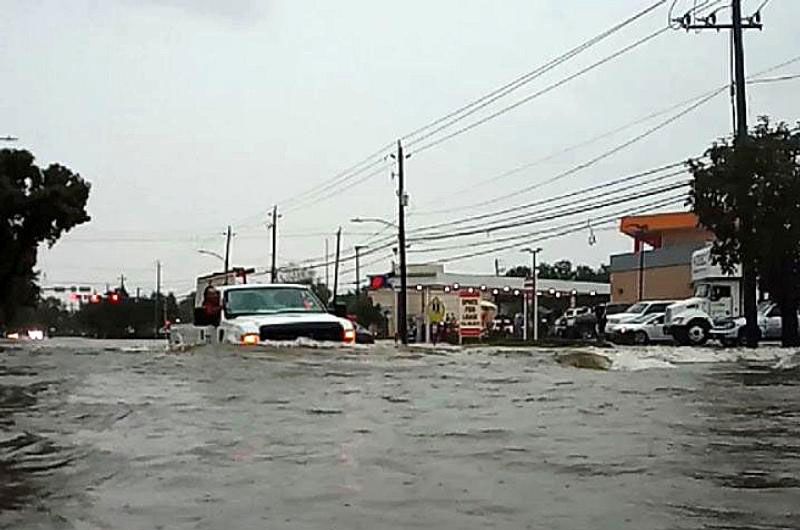 It’s only been 135 days and St. Martha Catholic School is flooded again. / Solo han pasado 135 días y la Escuela Católica St. Martha se inunda nuevamente (enlace solo en inglés) buff.ly/2mxu0bA  #texasflooding