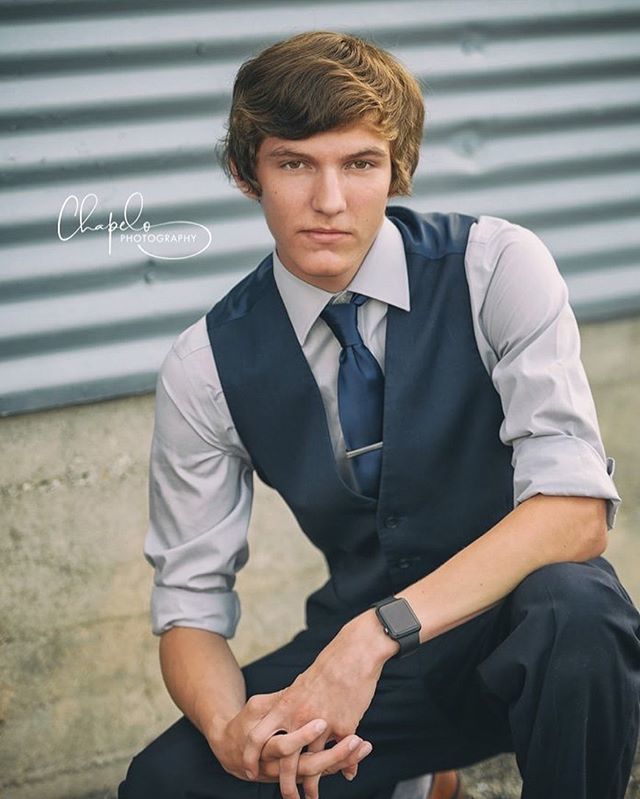 andreachapelo's tweet photo. I loved the fact that Spencer likes to dress up!  I’ve never had a senior bring me so many ties! #chapelophotography #classof2020 #seniorguysstyle #cincinnatiphotographer #daytonphotographer #seniorpictures #seniorphotographer https://t.co/RMvzss4w9T https://t.co/Vdb3egCtis