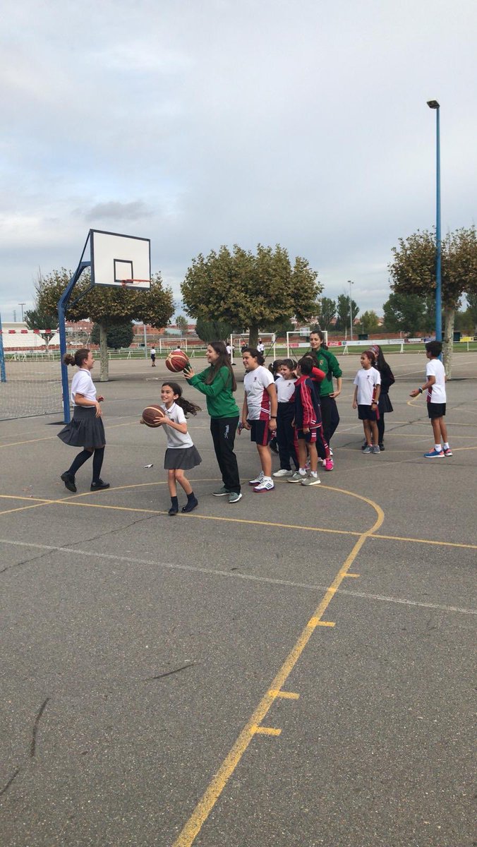 Hoy jugadoras de nuestro 1ª Nacional @unileon_es <a href="/bfemeninoleon/">B.F. León</a> han estado en el @colegiojesuitasleon con alumnos de Primaria transmitiendo los valores del baloncesto y practicando nuestro deporte con ello.