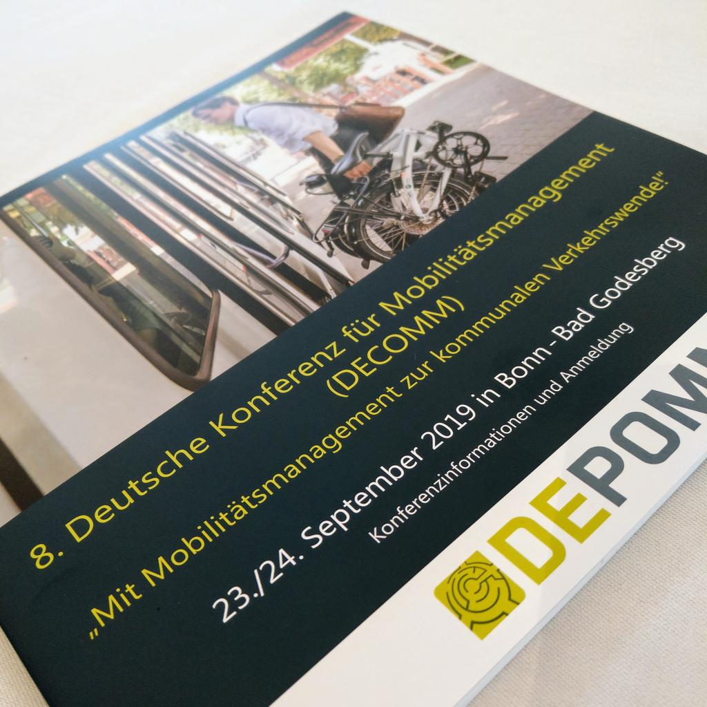 VdWRW's tweet photo. Intelligente, umwelt- und sozialverträgliche #Mobilitätskonzepte für #Wohnquartiere mit der #Wohnungswirtschaft als Akteur: Ein Thema beim Austausch mit Politik, Kommunen und Verkehrsexperten bei der 8. #DECOMM in #Bonn #BadGodesberg @VerkehrNRW @VCDeV https://t.co/dFIvEXAl3y