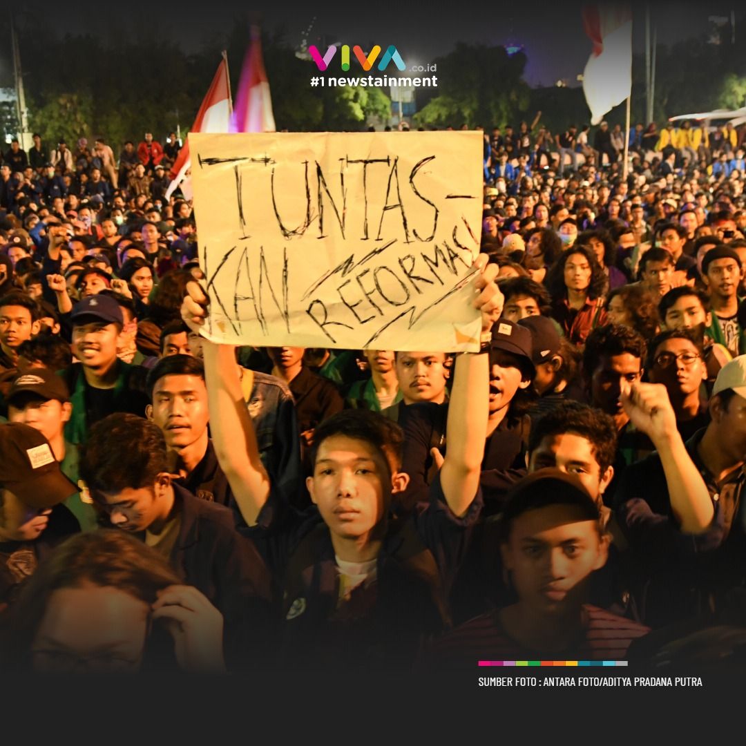 VIVAcoid's tweet photo. Demontrasi digelar sekelompok mahasiswa di depan Gedung DPR/MPR, Senayan, Jakarta hari ini. Mereka bertahan, meski situasi sudah gelap.

Baca selengkapnya di https://t.co/csdVheqGFN 

#1newstainment #Vivacoid #RKUHP #KPK #DEMO #Demonstrasi #Mahasiswa #Jakarta #SituasiJakarta https://t.co/D5qLrfPX0n