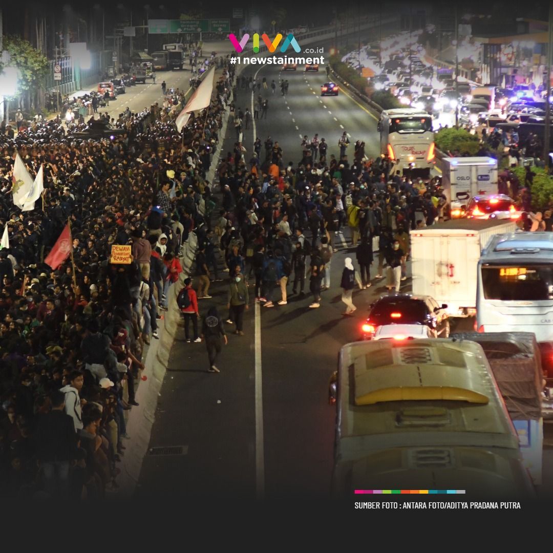 VIVAcoid's tweet photo. Demontrasi digelar sekelompok mahasiswa di depan Gedung DPR/MPR, Senayan, Jakarta hari ini. Mereka bertahan, meski situasi sudah gelap.

Baca selengkapnya di https://t.co/csdVheqGFN 

#1newstainment #Vivacoid #RKUHP #KPK #DEMO #Demonstrasi #Mahasiswa #Jakarta #SituasiJakarta https://t.co/D5qLrfPX0n